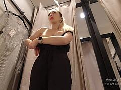 嘿，在开放试衣间试穿透视裙！