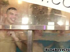 Party tip premočen v spermi na divji orgiji