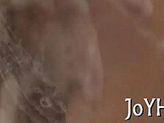 Sød ung pige flirter med en liderlig fyr for vild sjov