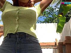 Ερασιτέχνης μαυρισμένος τρανς χτυπάει σκληρά στο ύπαιθρο