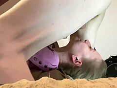 Herrin Anastasia liefert schlampigen Deep-Throat-Blowjob an Hure