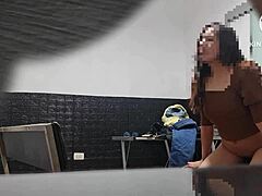 Skrytá kamera zachycuje latinskou sekretářku ohnutou přes stůl!