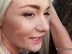 Чувак трахает горячую любительскую блондинку на улице при всех