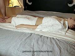 Model overtuigd voor naakte lichaamsmassage aanraking - Deel 2