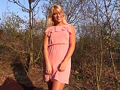 Perfekte Blonde probiert erstes Mal Public Sex outdoor