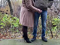 Suegra en Falda de Cuero Agarra la Polla del Yerno Mientras Orina!