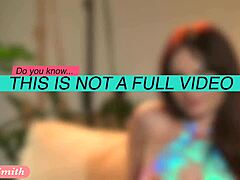 Jeny Smith, 끈적한 테이프로 자연스러운 곡선 가리고 알몸으로 유혹해