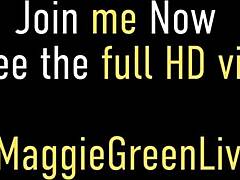 היי מגי גרין, הציצים הגדולים שלך והכוס המגולחת של הרמוני מרקיס מרגישים כל כך טוב בליקינג לשנינו לאורגזמה פרועה...