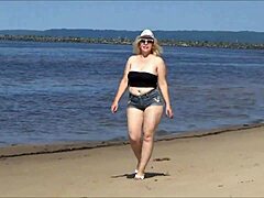 Cazzo, non riesco... quel culo grosso in spiaggia mi ha sconvolto