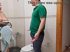 Mama vitregă futută tare în baie după duș