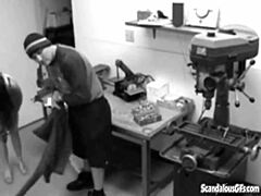 Кто эта офисная шлюха, которую трахают?