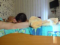 Mačeha se skriva pod odejo za fafanje pred analnim seksom v veliko rit