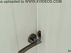 Beccato a Spiare il Coinquilino che Scopa la Fidanzata Rumoreggiante, Che Caldo! 😍