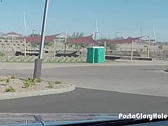 wow! Latinalainen imee kyrpää julkisessa vessassa nyt!