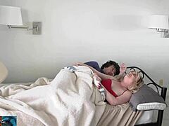 يا صديقي، هل أقنعك بأن تسمح لابنتي المثلية بمص قضيبك؟