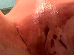 娇小少女18+ 在玻璃桌上摩擦光滑阴户，性奋湿润的POV自慰