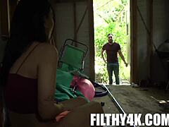 Кими Ким хваната да се самозадоволява в бараката. Питър Грийн се присъединява за хардкор забавление.