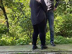 Milf nuolee kyrpää ulkona julkisen pissan jälkeen