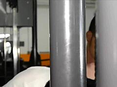 Pelatih Pribadi Lick Pantat Klien Di Sesi Gym