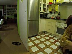 Hej, chytil jsem svého dvojče, jak šuká cizince z Tinderu... teď špehuju!