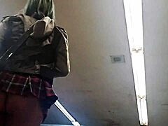 El mejor upskirt de una culona sin bragas al aire libre
