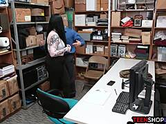 בבוו צעירה גנבת בחנות נתפסת ומזוינת על ידי שוטר חנייה