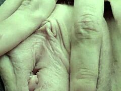 गर्लफ्रेंड टैक्सी में घर जाते समय खुद को अंगुली करती है