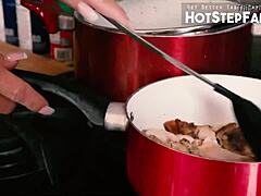 Брюнетка милф с татуировки бива чукана от млад домашен кур