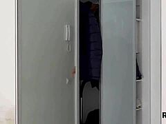 Rim4k babe linda com peitos grandes deseja lambida na bunda selvagem. Sua fantasia se desenrola no estilo russo.