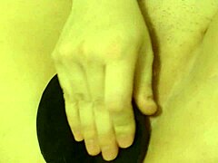 О вау, запихиваю свою огромную пизду крошечным 18+ 3-дюймовым дилдо мистер юниверс, это безумие!