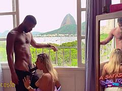 בלונדינית ברזילאית שמל עם זוג בברבק עם בי בי סי בריו קאר