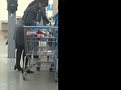 Putain le cul de cette GILF ébène est dingue !