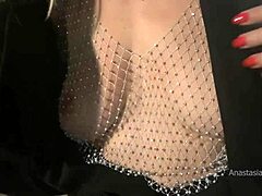 Ci credi? Questa troia mostra le tette in un parco pubblico!