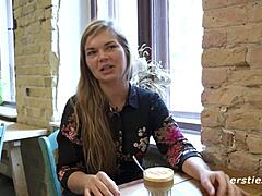 Dánska baba si hrá so svojou chlpatou pičkou sklom