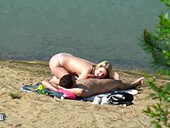 Geloof je dit? We betrapten ze terwijl ze neukten op het strand!