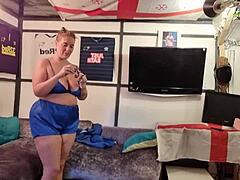 Uau, Dardos Topless com Milf Loira Safada no Bar Local!