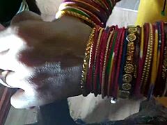 XXX デシのメイドがバスルームで激しくドッグスタイルでバン！