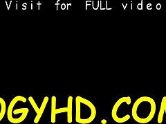 Starý dědek líže těsnou růžovou štěrbinku mladé Rusky