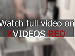 Escondí una cámara en la DUCHA y pillé a mi compañera de piso bañándose