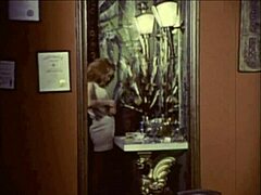 Bionda vintage anni 60 stuzzica con fica pelosa retro in film classico