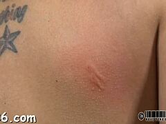 Harte Peitschensession lässt süßes Mädchen in brutaler Qual zittern