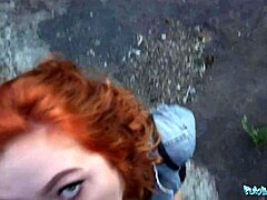 Camarera pelirroja chupa y se folla a perrito en lugar público