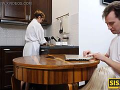 Сестра блондинка показва уменията си в смучене, преди брат й да я изчука здраво в догистайл.