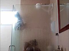 Ebony kız, duşta çıplak ve sevimli dildo yalıyor.