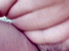 Lasata zrela nudistka razkrita na plaži z debelimi krivuljami