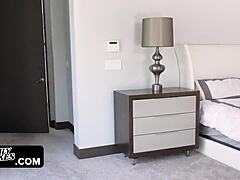 Busty tiener Bunny Colby gestraft door stiefmoeder om stiefbroers pik te nemen. Schokkende scène met grote tieten voorovergebogen in condoomspel.