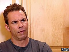 Star du porno se fait baiser dur dans scène d'action de groupe sauvage