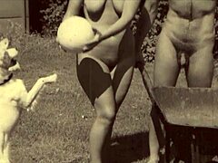 Ehi, Hai Mai Visto una Bellezza Vintage Così Bestiale all'Aperto?