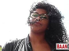 Tumma huora saa märkän pillun täytettyä monsterikyrvältä ulkona