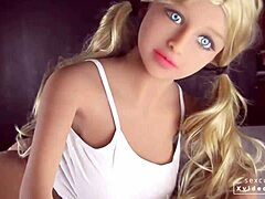 Wunderschöne junge Liebespuppe wird in jedes enge Loch gefickt